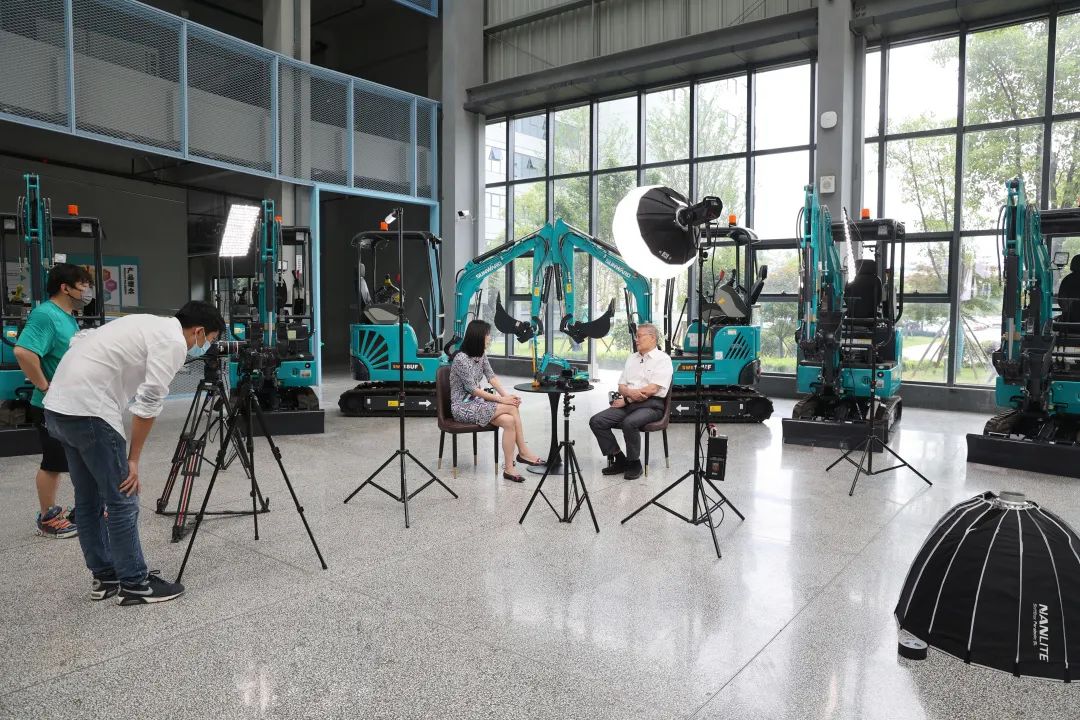 CGTN探厂！专访威尼克斯wac5000智能董事长、首席专家何清华花絮来了