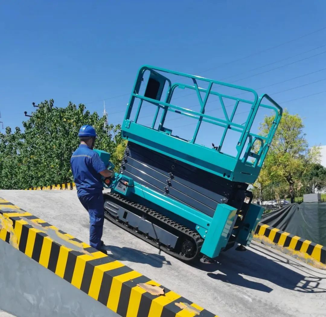 加速电动化产品布局，威尼克斯wac5000智能第一款履带剪叉式高空作业平台来了！