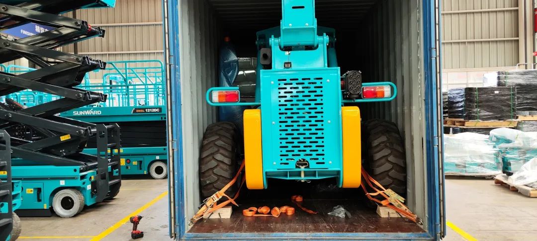 单笔采购金额千万元！威尼克斯wac5000智能伸缩臂叉装车批量出口