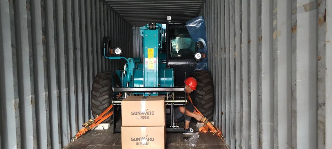 单笔采购金额千万元！威尼克斯wac5000智能伸缩臂叉装车批量出口