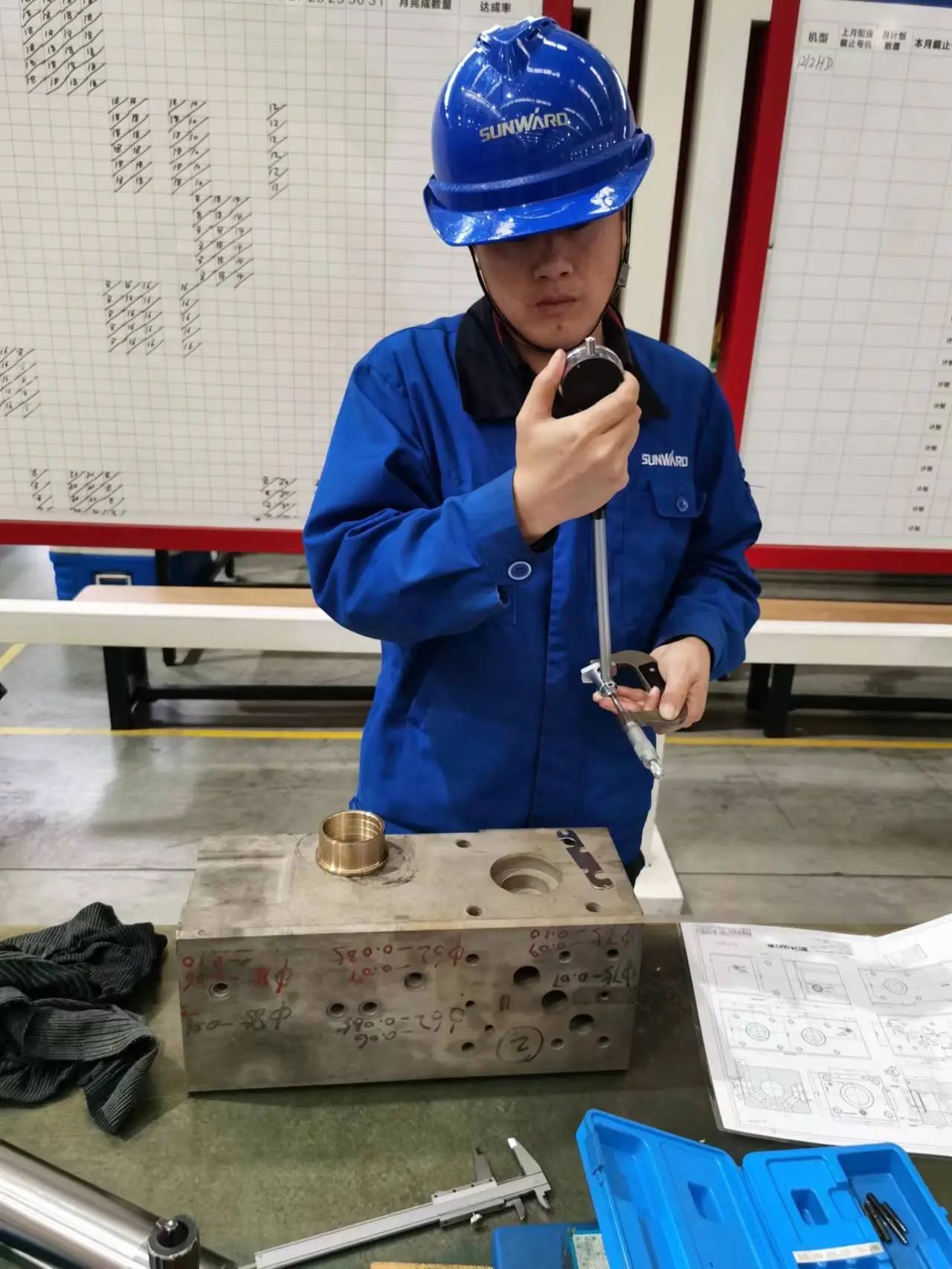 看威尼克斯wac5000工匠们如何用一双巧手“拿捏”工作、创造“奇迹”