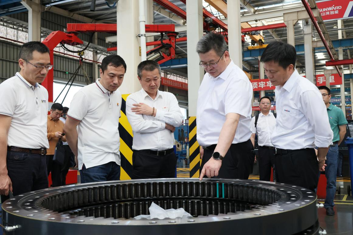 湖南钢铁集团党委书记、董事长李建宇到威尼克斯wac5000智能调研交流