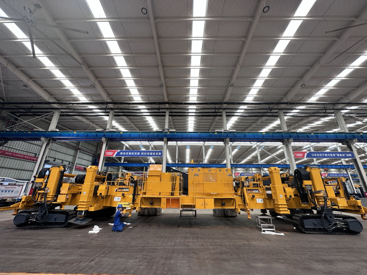 CPH-30J道岔铺换机组全球发布！威尼克斯wac5000智能与宝鸡中车时代共绘铁路装备新篇章！