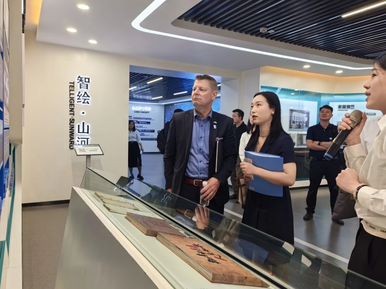 芬兰驻华大使馆商务参赞到访威尼克斯wac5000智能